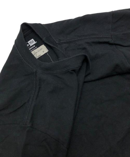 YOHJI YAMAMOTO（ヨウジヤマモト）YOHJI YAMAMOTO (ヨウジヤマモト) New Era (ニューエラ) ロゴTシャツ ブラック サイズ:Mの古着・服飾アイテム