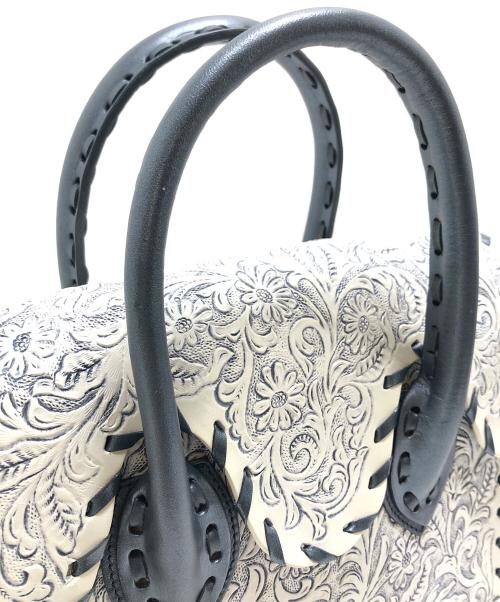 Carving Tribes（カービングトライブス）CARVING TRIBES (カービングトライブス) バッグ ホワイト サイズ:フリーサイズの古着・服飾アイテム