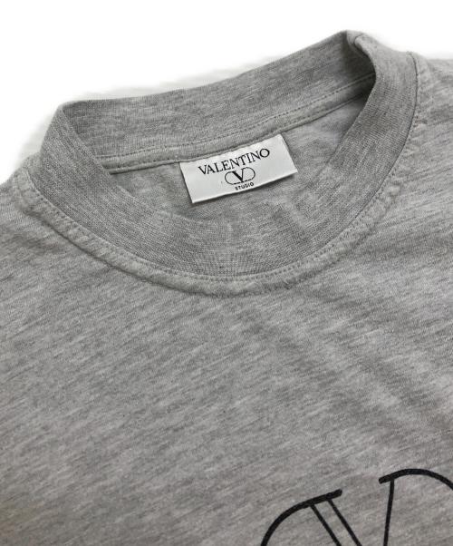 VALENTINO（ヴァレンティノ）VALENTINO (ヴァレンティノ) ロゴプリントTシャツ グレー サイズ:Mの古着・服飾アイテム