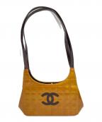 CHANELシャネル）の古着「チョコバーパテントショルダーバッグ」｜イエロー