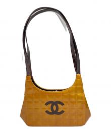 CHANEL（シャネル）の古着「チョコバーパテントショルダーバッグ」｜イエロー