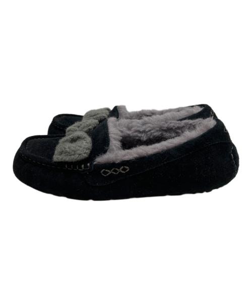 UGG（アグ）UGG (アグ) ANSLEY リボンモカシン ブラック サイズ:25CMの古着・服飾アイテム