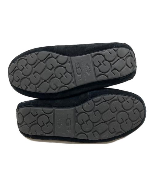 UGG（アグ）UGG (アグ) ANSLEY リボンモカシン ブラック サイズ:25CMの古着・服飾アイテム