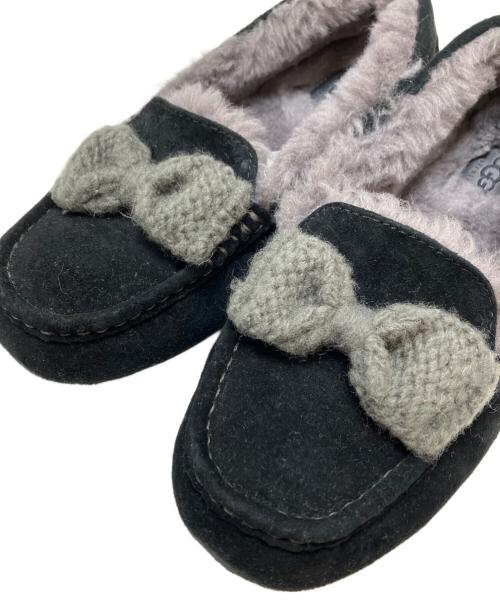 UGG（アグ）UGG (アグ) ANSLEY リボンモカシン ブラック サイズ:25CMの古着・服飾アイテム