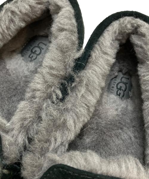 UGG（アグ）UGG (アグ) ANSLEY リボンモカシン ブラック サイズ:25CMの古着・服飾アイテム