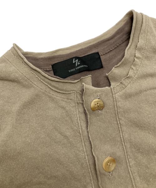 Y'S YOHJI YAMAMOTO（ワイズ ヨウジヤマモト）Y'S YOHJI YAMAMOTO (ワイズ ヨウジヤマモト) ヘンリーネックカットソー ベージュ サイズ:3の古着・服飾アイテム