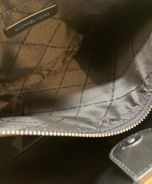 MICHAEL KORS（マイケルコース）MICHAEL KORS (マイケルコース) カーソン ミディアム シグネチャー ロゴ サッチェル ブラックの古着・服飾アイテム