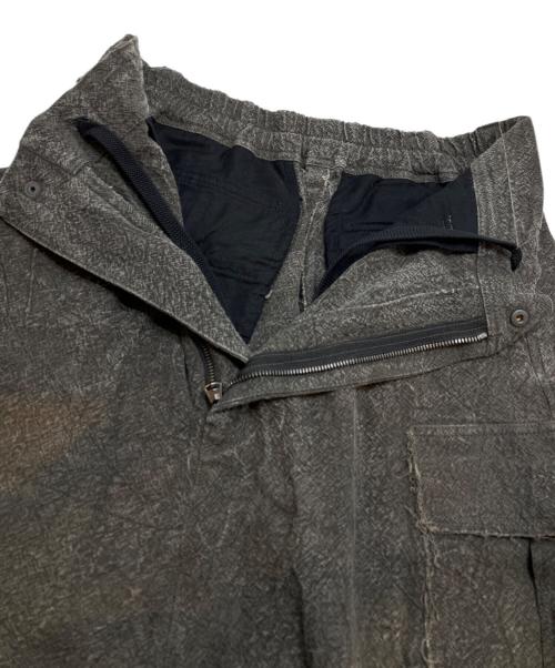 ISAMU KATAYAMA BACKLASH（イサムカタヤマ・バックラッシュ）ISAMU KATAYAMA BACKLASH (イサムカタヤマ・バックラッシュ) 墨染めリネンキャンバスカーゴショートパンツ グレー サイズ:Mの古着・服飾アイテム