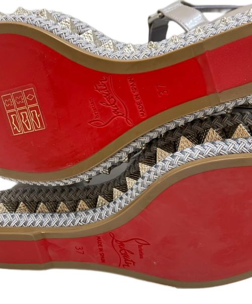 Christian Louboutin（クリスチャン・ルブタン）Christian Louboutin (クリスチャン・ルブタン) スタッズ付きウェッジサンダル グレー サイズ:37の古着・服飾アイテム