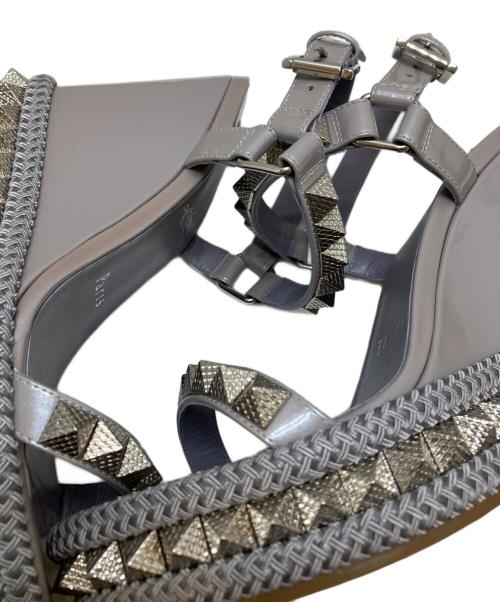 Christian Louboutin（クリスチャン・ルブタン）Christian Louboutin (クリスチャン・ルブタン) スタッズ付きウェッジサンダル グレー サイズ:37の古着・服飾アイテム