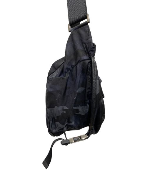 PRADA（プラダ）PRADA (プラダ) カモ柄メッセンジャーバッグ ブラックの古着・服飾アイテム