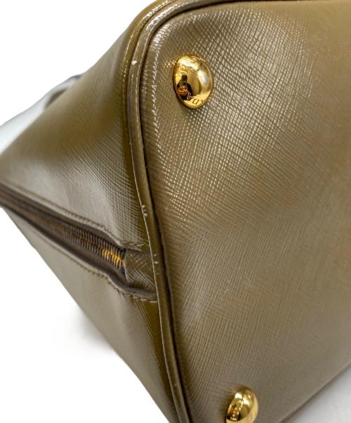 PRADA（プラダ）PRADA (プラダ) SAFFIANO VERNIC ARGILLA オリーブの古着・服飾アイテム