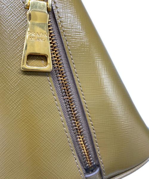 PRADA（プラダ）PRADA (プラダ) SAFFIANO VERNIC ARGILLA オリーブの古着・服飾アイテム