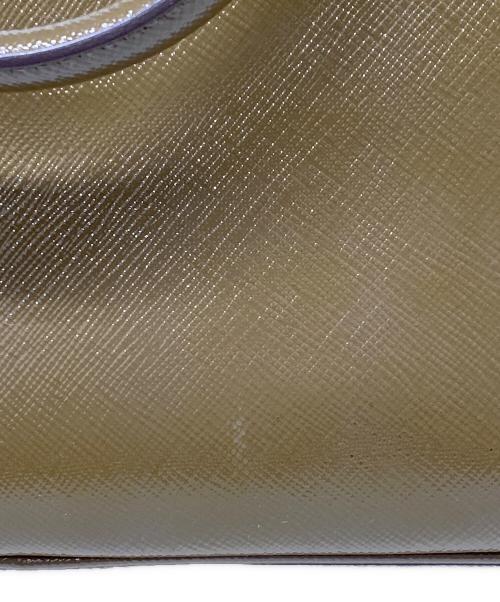 PRADA（プラダ）PRADA (プラダ) SAFFIANO VERNIC ARGILLA オリーブの古着・服飾アイテム