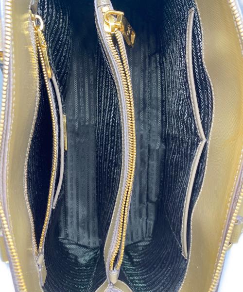 PRADA（プラダ）PRADA (プラダ) SAFFIANO VERNIC ARGILLA オリーブの古着・服飾アイテム