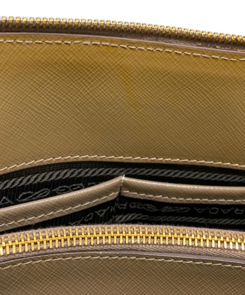 PRADA（プラダ）PRADA (プラダ) SAFFIANO VERNIC ARGILLA オリーブの古着・服飾アイテム