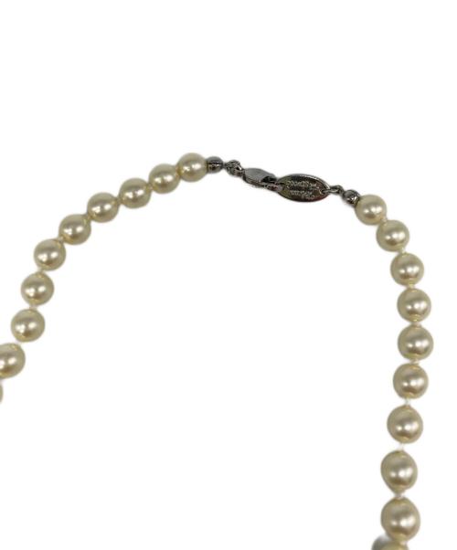 Vivienne Westwood（ヴィヴィアンウエストウッド）Vivienne Westwood (ヴィヴィアンウエストウッド) MAN BAS RELIEF PEARL ネックレス ホワイト サイズ:表記無しの古着・服飾アイテム