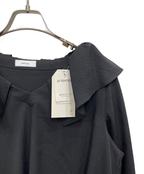 SHIPS any（シップスエニィ）SHIPS any (シップスエニィ) 〈洗濯機可能ラフ サテンフリルカラーロングスリーブブラウス ブラック サイズ:FREE 未使用品の古着・服飾アイテム