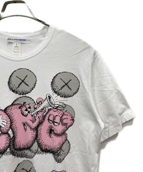 COMME des GARCONS SHIRT（コムデギャルソンシャツ）COMME des GARCONS SHIRT (コムデギャルソンシャツ) KAWS (カウズ) プリントTシャツ ホワイト サイズ:XLの古着・服飾アイテム