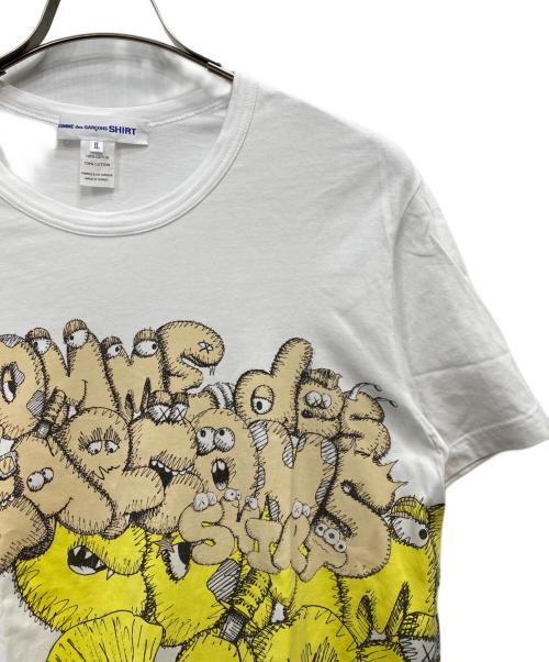 COMME des GARCONS SHIRT（コムデギャルソンシャツ）COMME des GARCONS SHIRT (コムデギャルソンシャツ) KAWS (カウズ) プリントTシャツ ホワイト サイズ:XLの古着・服飾アイテム