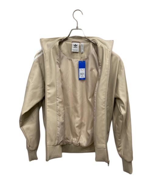 adidas Originals（アディダスオリジナル）adidas Originals (アディダスオリジナル) フェイクレザーアディカラースリーストライプス ルーズファイヤーバード トラックスーツジャケット ベージュ サイズ:XS 未使用品の古着・服飾アイテム