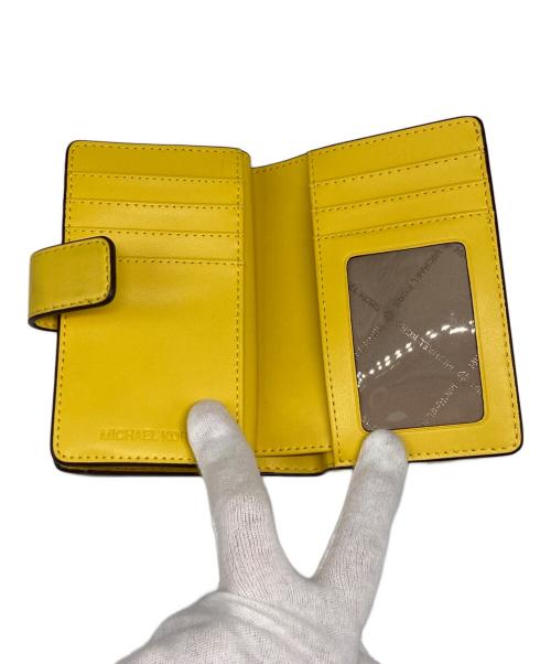 MICHAEL KORS（マイケル・コース）MICHAEL KORS (マイケルコース) 2つ折り財布 イエローの古着・服飾アイテム