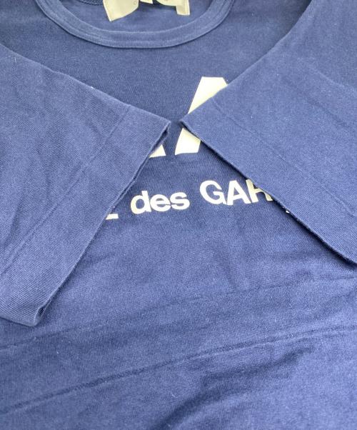 PLAY COMME des GARCONS（プレイコムデギャルソン）PLAY COMME des GARCONS (プレイコムデギャルソン) ロゴプリントTシャツ ネイビー サイズ:Ｍの古着・服飾アイテム