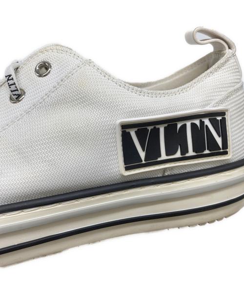 VALENTINO（ヴァレンティノ）VALENTINO (ヴァレンティノ) ロゴデザイン キャンバス ローカットスニーカー ホワイト サイズ:41の古着・服飾アイテム