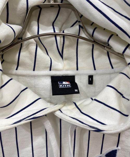 KITH（キス）KITH (キス) MLB (エムエルビー) ヤンキースストライプパーカー ホワイト サイズ:Mの古着・服飾アイテム