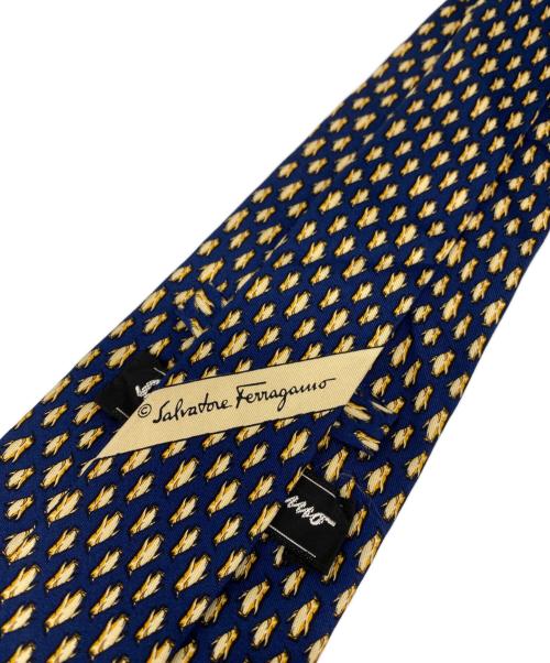 Salvatore Ferragamo（サルヴァトーレ フェラガモ）Salvatore Ferragamo (サルヴァトーレ フェラガモ) ペンギン柄シルクネクタイ イエロー×ネイビー サイズ:-の古着・服飾アイテム