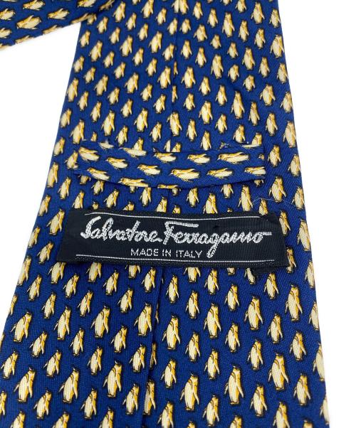 Salvatore Ferragamo（サルヴァトーレ フェラガモ）Salvatore Ferragamo (サルヴァトーレ フェラガモ) ペンギン柄シルクネクタイ イエロー×ネイビー サイズ:-の古着・服飾アイテム