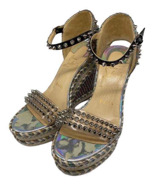 Christian Louboutin（クリスチャン・ルブタン）Christian Louboutin (クリスチャン・ルブタン) スパイク ウェッジサンダル ベージュ サイズ:36の古着・服飾アイテム