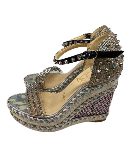 Christian Louboutin（クリスチャン・ルブタン）Christian Louboutin (クリスチャン・ルブタン) スパイク ウェッジサンダル ベージュ サイズ:36の古着・服飾アイテム