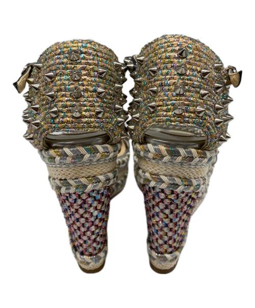 Christian Louboutin（クリスチャン・ルブタン）Christian Louboutin (クリスチャン・ルブタン) スパイク ウェッジサンダル ベージュ サイズ:36の古着・服飾アイテム