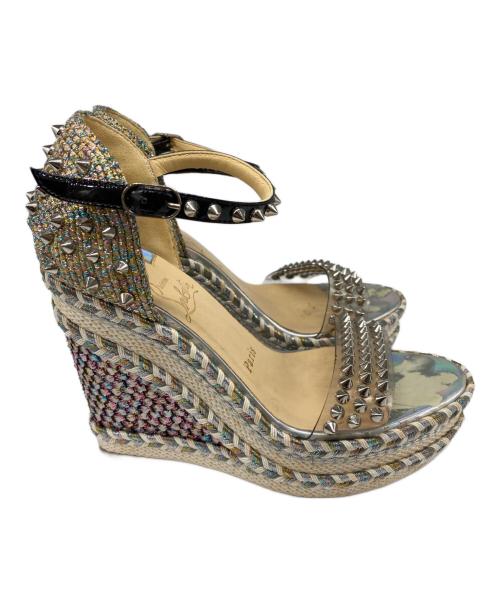 Christian Louboutin（クリスチャン・ルブタン）Christian Louboutin (クリスチャン・ルブタン) スパイク ウェッジサンダル ベージュ サイズ:36の古着・服飾アイテム