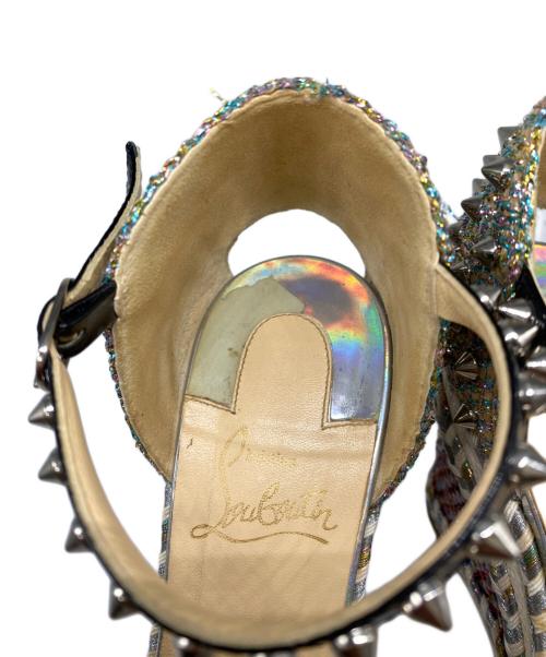 Christian Louboutin（クリスチャン・ルブタン）Christian Louboutin (クリスチャン・ルブタン) スパイク ウェッジサンダル ベージュ サイズ:36の古着・服飾アイテム