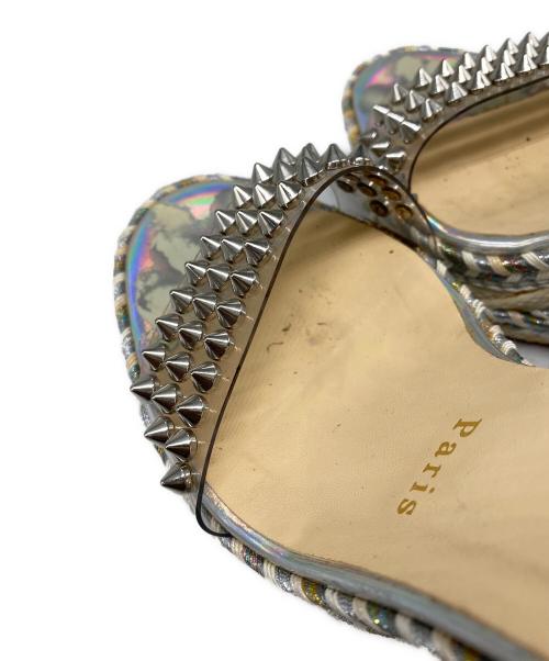 Christian Louboutin（クリスチャン・ルブタン）Christian Louboutin (クリスチャン・ルブタン) スパイク ウェッジサンダル ベージュ サイズ:36の古着・服飾アイテム
