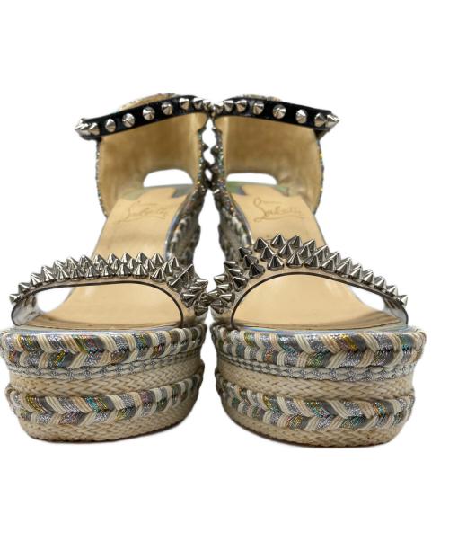 Christian Louboutin（クリスチャン・ルブタン）Christian Louboutin (クリスチャン・ルブタン) スパイク ウェッジサンダル ベージュ サイズ:36の古着・服飾アイテム