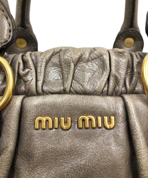 MIU MIU（ミュウミュウ）MIU MIU (ミュウミュウ) レザーハンドバッグ ベージュの古着・服飾アイテム