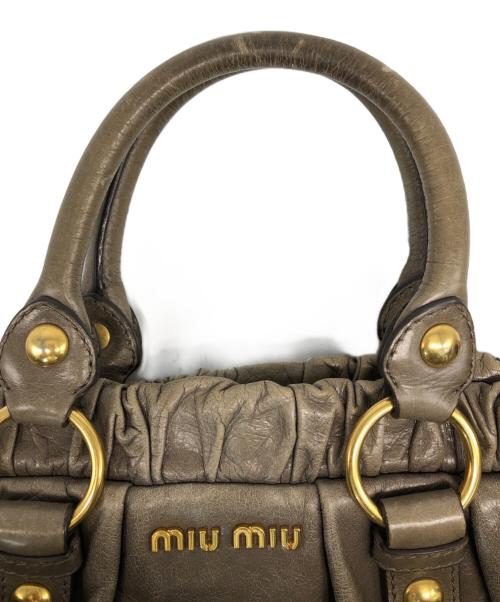 MIU MIU（ミュウミュウ）MIU MIU (ミュウミュウ) レザーハンドバッグ ベージュの古着・服飾アイテム