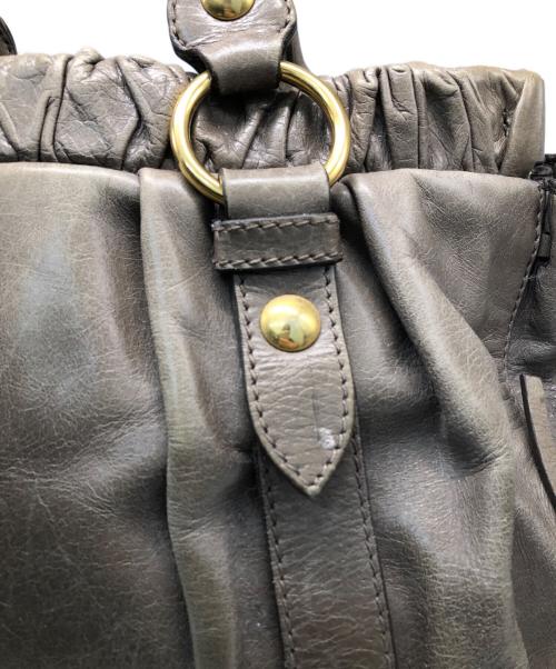 MIU MIU（ミュウミュウ）MIU MIU (ミュウミュウ) レザーハンドバッグ ベージュの古着・服飾アイテム