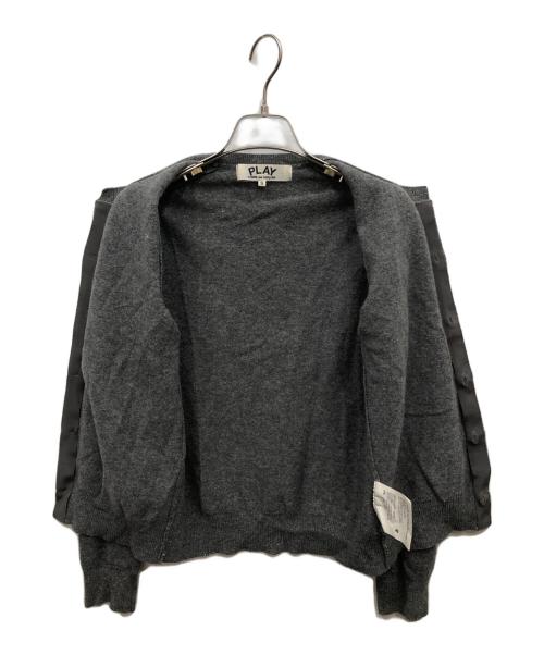 PLAY COMME des GARCONS（プレイコムデギャルソン）PLAY COMME des GARCONS (プレイコムデギャルソン) 丸首カーディガン グレー サイズ:Sの古着・服飾アイテム