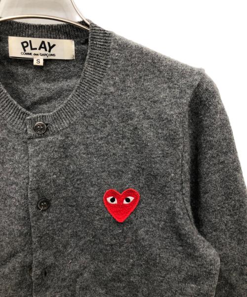 PLAY COMME des GARCONS（プレイコムデギャルソン）PLAY COMME des GARCONS (プレイコムデギャルソン) 丸首カーディガン グレー サイズ:Sの古着・服飾アイテム