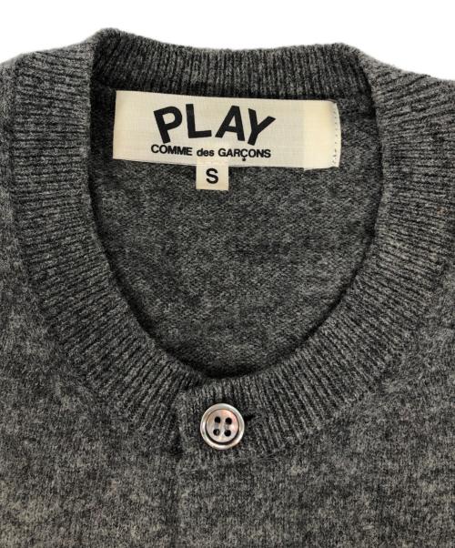 PLAY COMME des GARCONS（プレイコムデギャルソン）PLAY COMME des GARCONS (プレイコムデギャルソン) 丸首カーディガン グレー サイズ:Sの古着・服飾アイテム