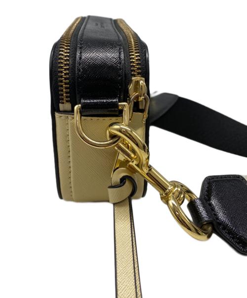 MARC JACOBS（マークジェイコブズ）MARC JACOBS (マークジェイコブズ) スナップショットショルダーバッグ ベージュの古着・服飾アイテム