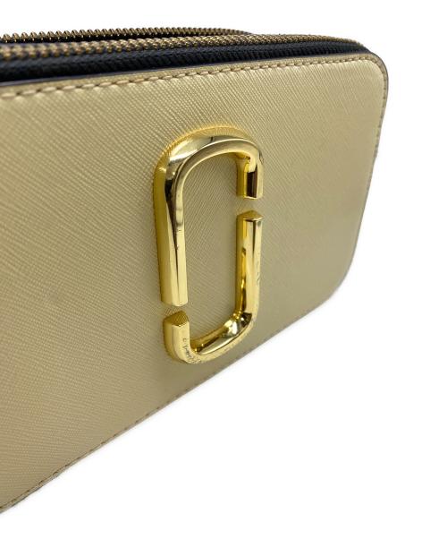 MARC JACOBS（マークジェイコブズ）MARC JACOBS (マークジェイコブズ) スナップショットショルダーバッグ ベージュの古着・服飾アイテム