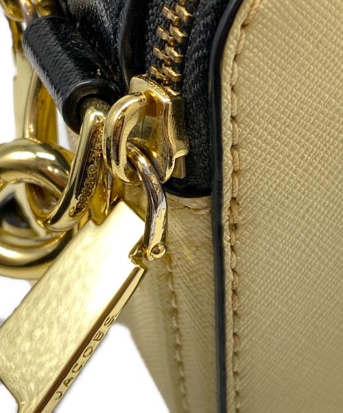 MARC JACOBS（マークジェイコブズ）MARC JACOBS (マークジェイコブズ) スナップショットショルダーバッグ ベージュの古着・服飾アイテム