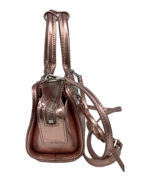 CHARLES & KEITH（チャールズアンドキース）CHARLES & KEITH (チャールズアンドキース) ケーディー メタリックルーシュドボウチャームボウリングバッグ ピンクの古着・服飾アイテム
