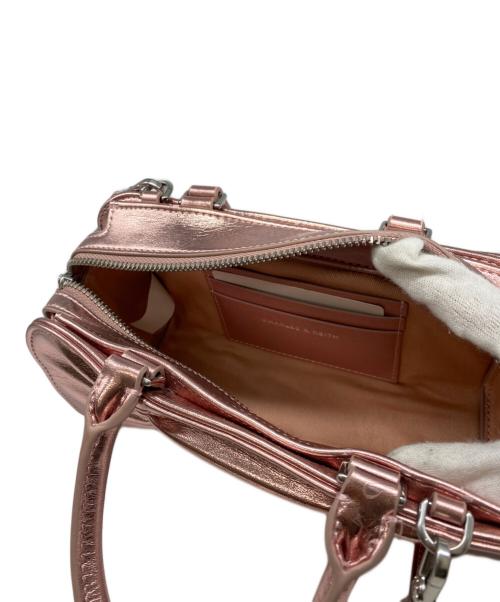 CHARLES & KEITH（チャールズアンドキース）CHARLES & KEITH (チャールズアンドキース) ケーディー メタリックルーシュドボウチャームボウリングバッグ ピンクの古着・服飾アイテム