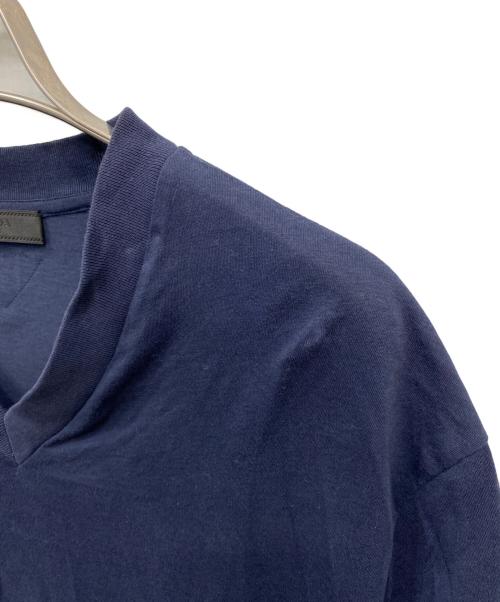 PRADA（プラダ）PRADA (プラダ) VネックTシャツ ネイビー サイズ:Lの古着・服飾アイテム